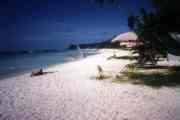 White Beach [ph00029.jpg] A click makes it big (16 kByte)