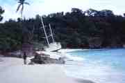 Strand mit kaputter Jacht [ph00056.jpg] A click makes it big (19 kByte)