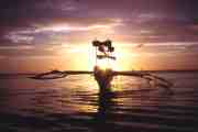 Boot vor Sonne  [ph00126.jpg] Click = 14 kByte big